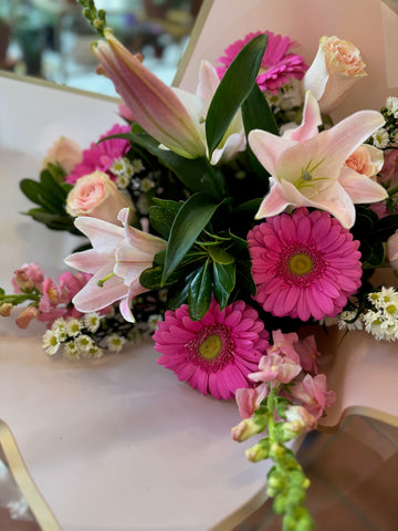 
                    
                      Pink Passion, also the Love me sample: pink lilies, hot pink gerberas, peach roses and pink snapdragons in blush paper
                    
                  