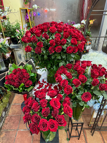 
                    
                      Complete Love large size: several red rose arrangements in glass vases, a wrapped rose bouquet and red rose petals
                    
                  